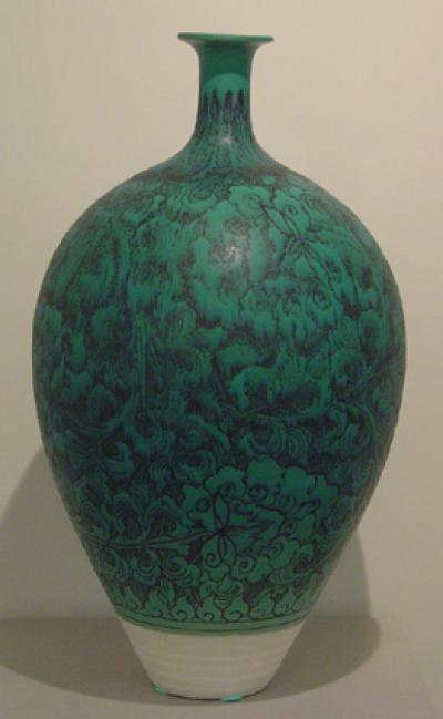 孔雀綠釉上 墨繪纏枝花瓶 (2002)